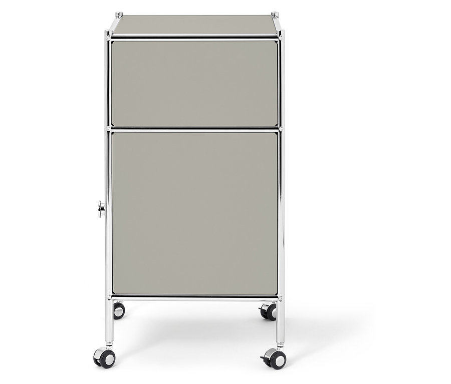 Sivý, mobilný nočný stolík s dvoma zásuvkami a chrómovaným rámom.