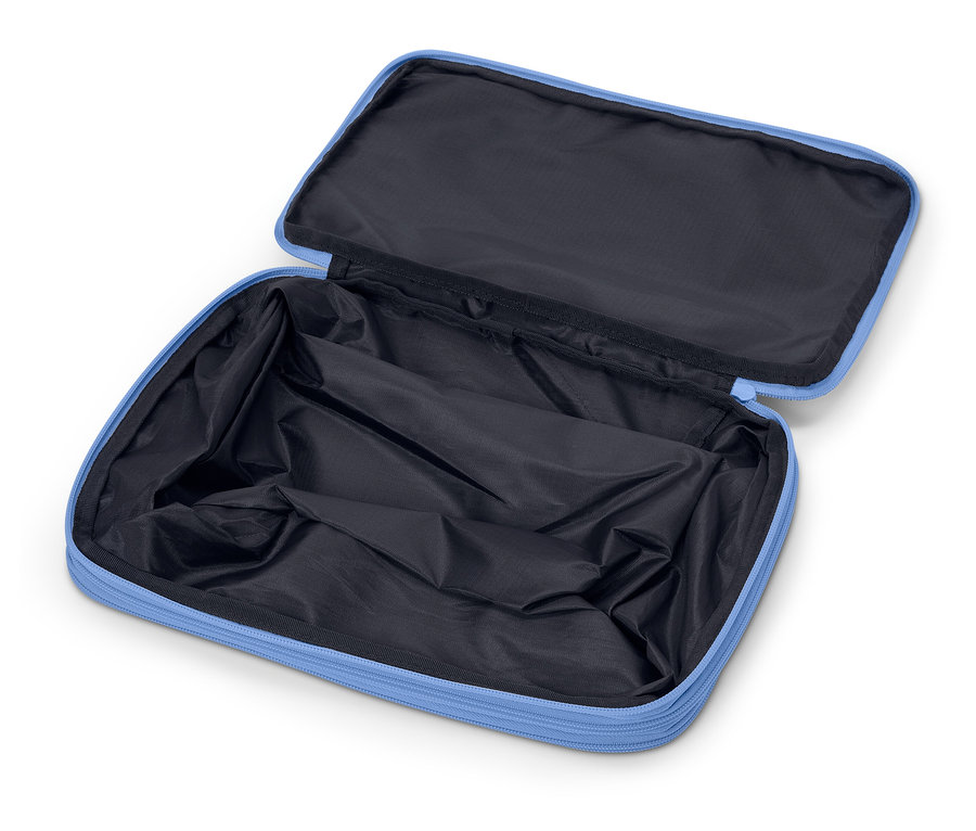 Otvorená, prázdna, svetlomodrá kozmetická taška s čiernou podšívkou.