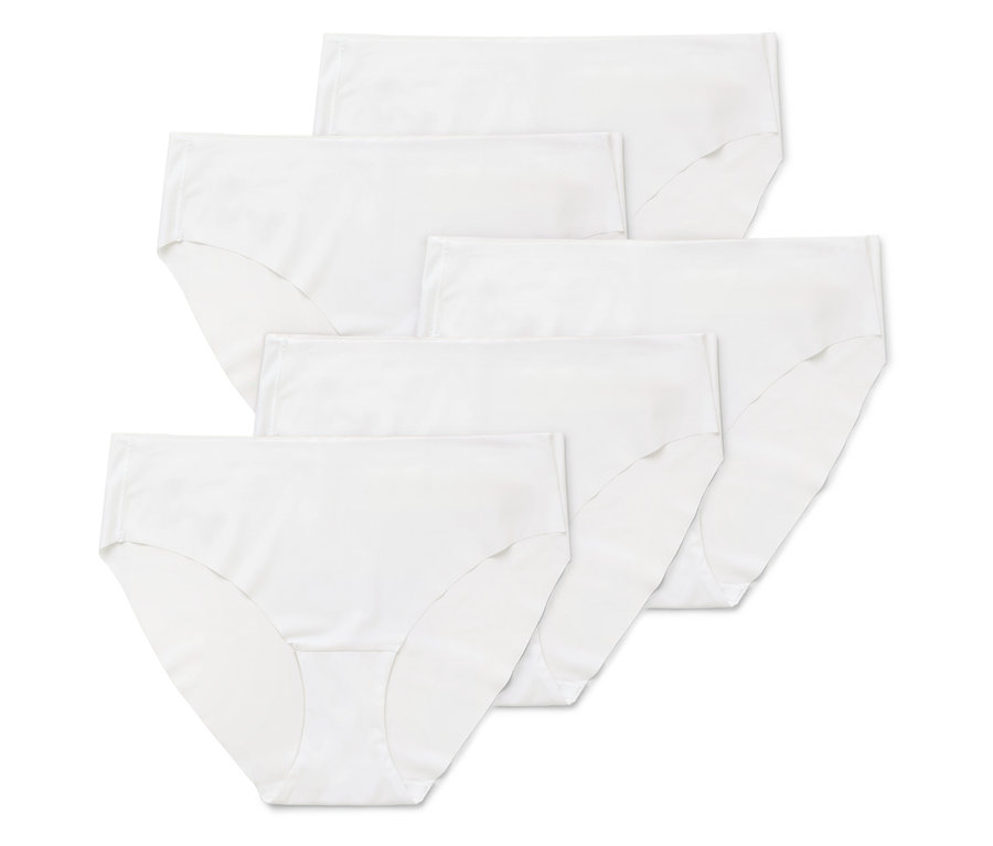 Niekoľko párov bielych dámskych nohavičiek naskladaných na sebe.