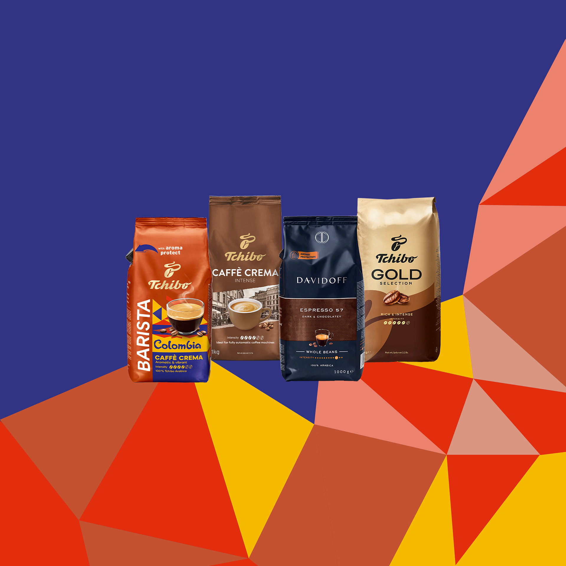 Štyri balenia kávy stoja pred modrým a geometrickým pozadím: Tchibo Barista Colombia Caffè Crema, Tchibo Caffè Crema Intense, Davidoff Espresso 57 Whole Beans a Tchibo Gold Selection.
