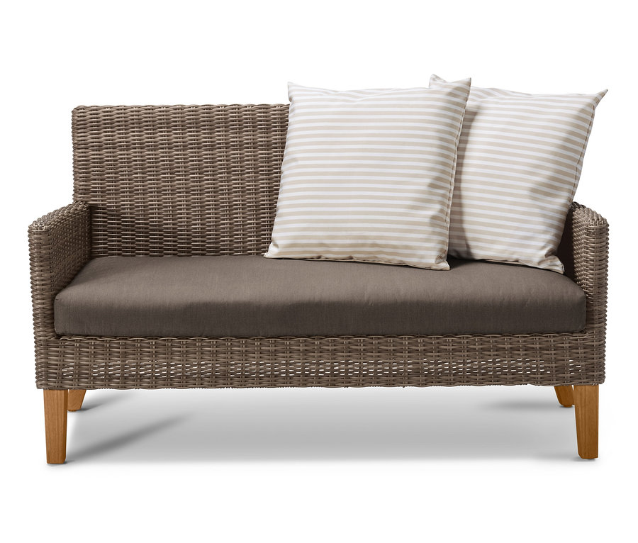 2-miestna záhradná pohovka s hnedým sedákom a dvoma pruhovanými vankúšmi.