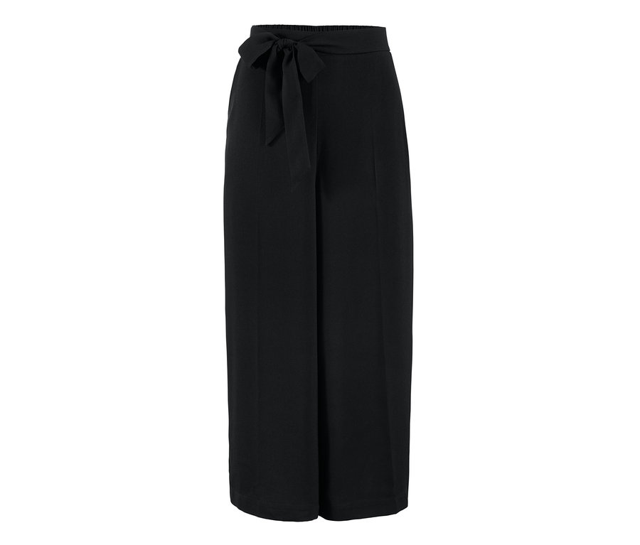 Čierne nohavice culottes so stuhou v páse.