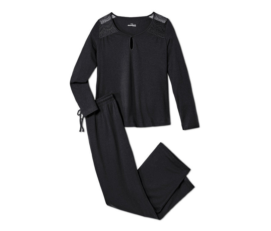 Čierne pyžamo s dlhým rukávom a nohavicami.