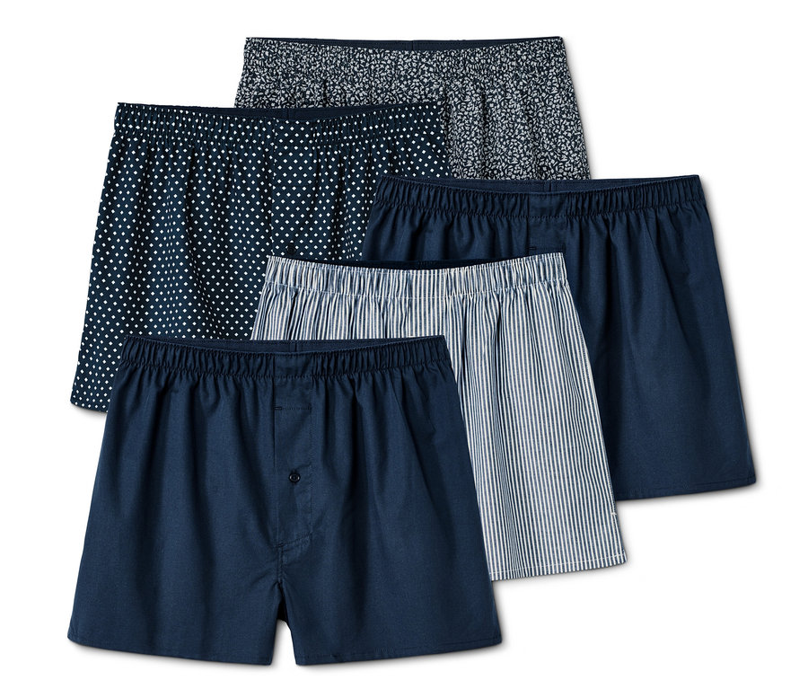 Päť kusov tkaných boxeriek s rôznymi vzormi.