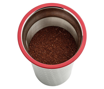 Pohľad zhora na pohár na studenú kávu cold brew »BrewJar« s kávovou usadeninou.