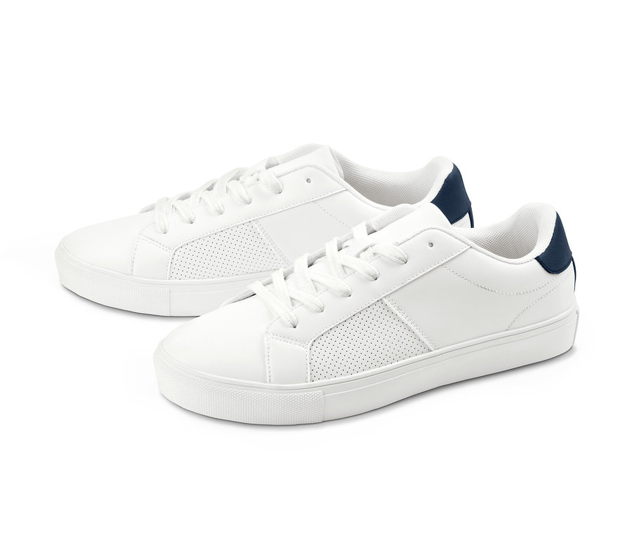 Dve biele tenisky s tmavomodrými detailmi na bielom pozadí.
