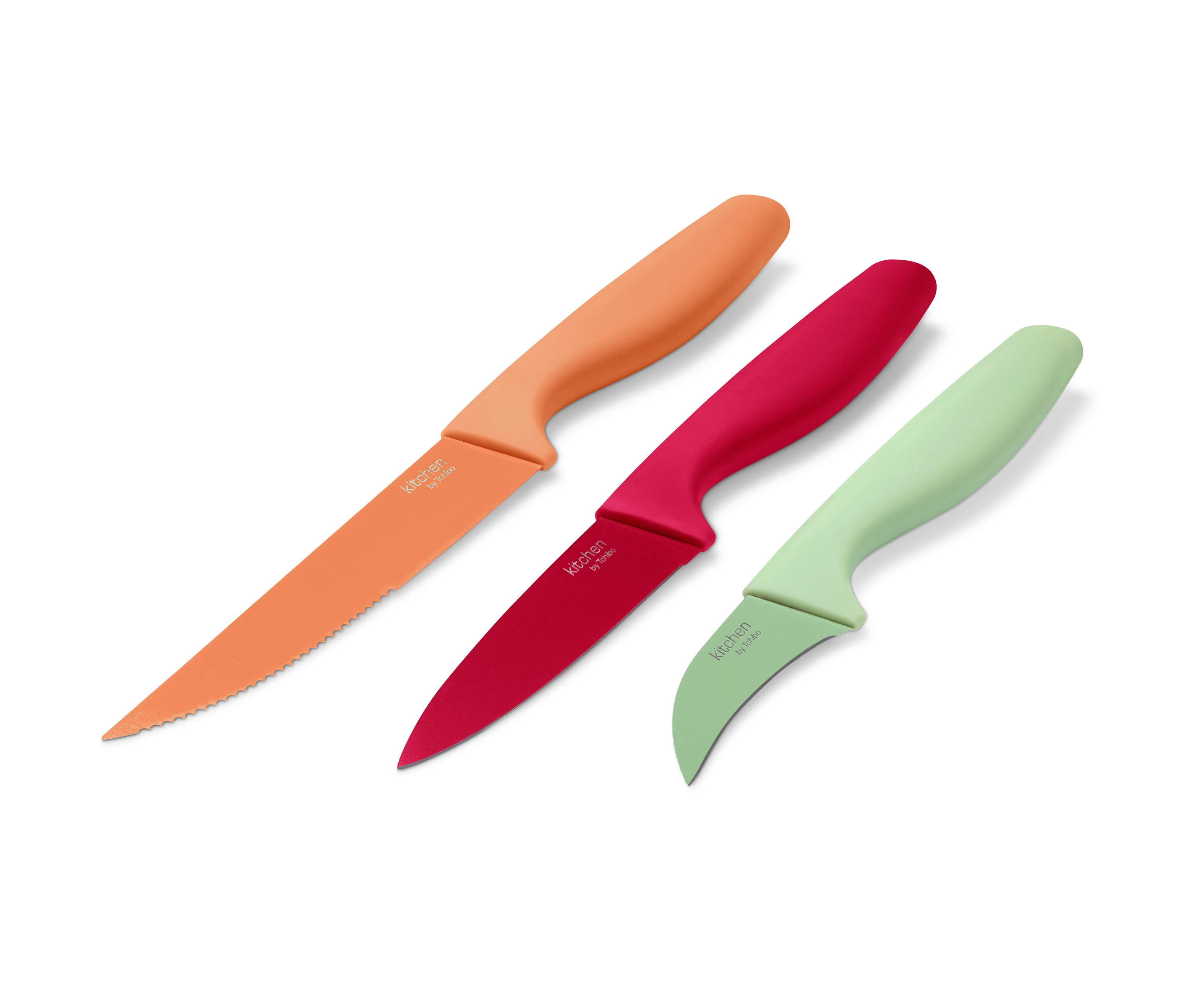 Tri kuchynské nože v oranžovej, červenej a zelenej farbe.