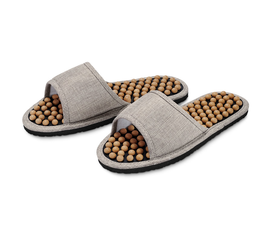 Dve sivé masážne šľapky.