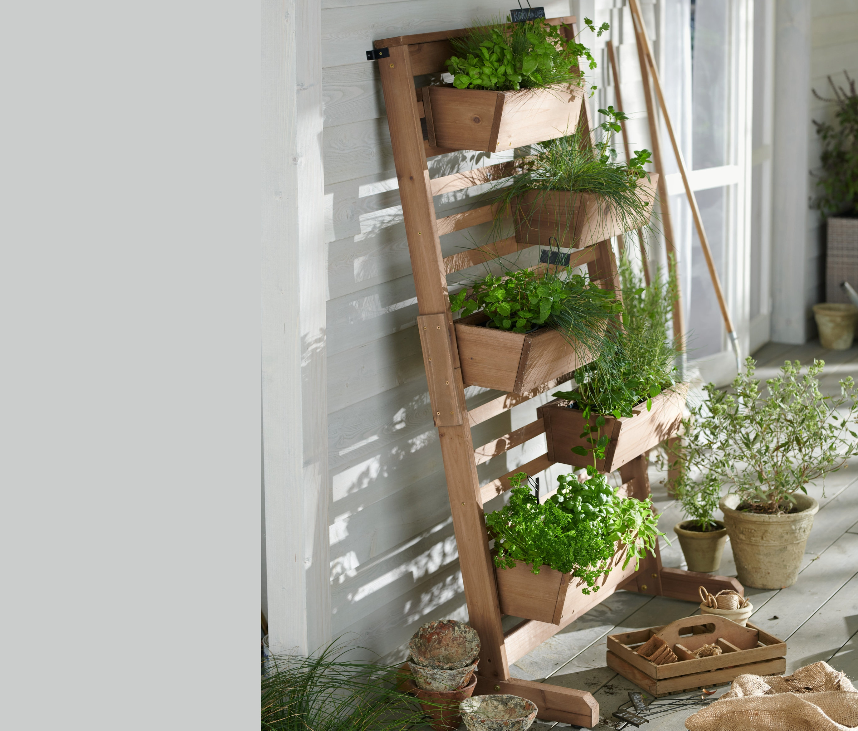 Vertikálny záhon »Tinus« s kvetináčmi »Thore«, v ktorých rastú bylinky.