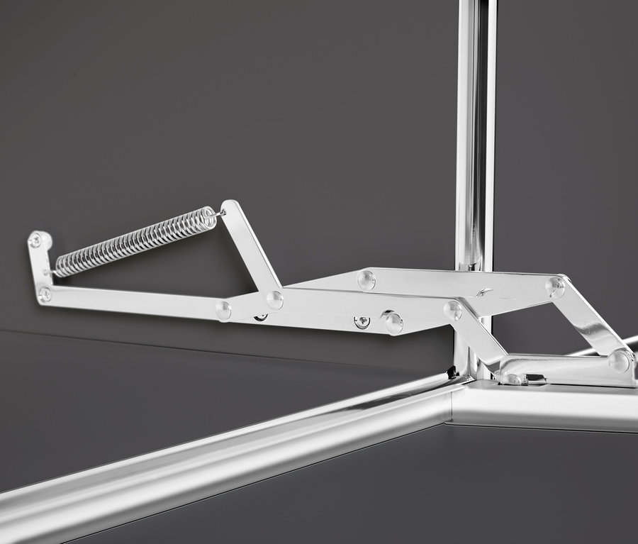 Detail šedej kovovej odkladacej skrinky »CN3« s výklopnými priehradkami.