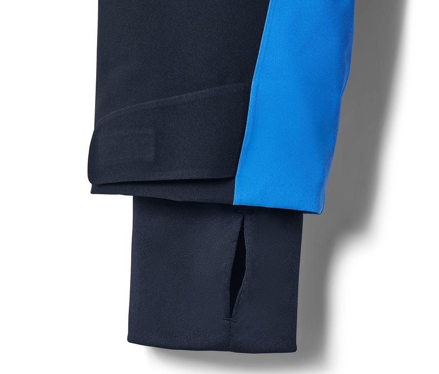 Detail modrej lyžiarskej bundy.