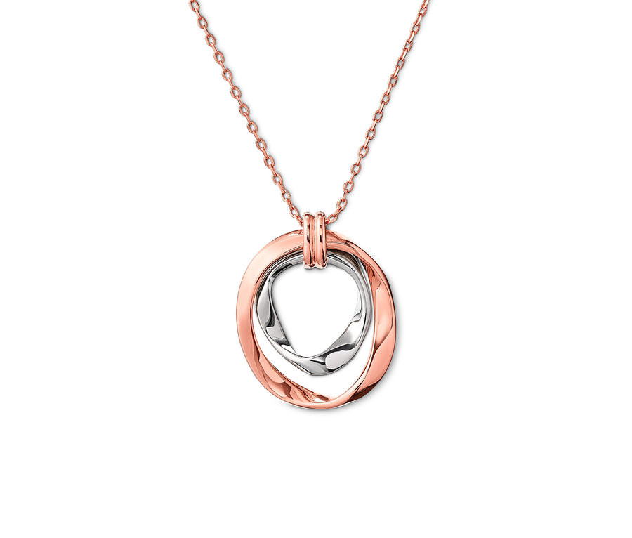Detail zlatého náhrdelníka s dvojfarebným, prepleteným kruhovým príveskom.