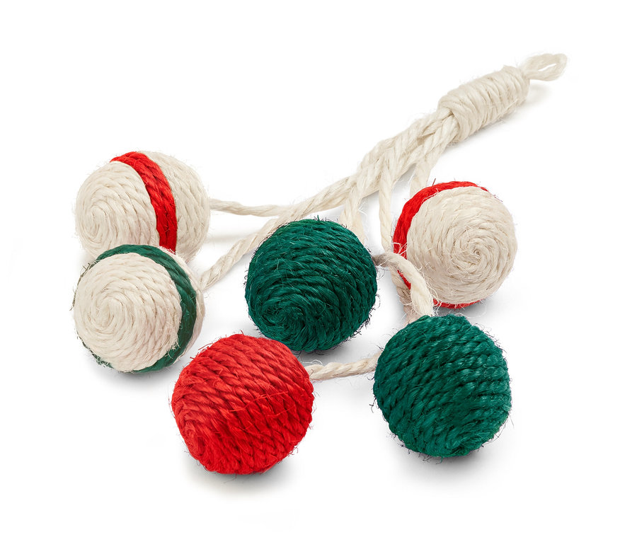 Šesť červených, zelených a krémových gúľ hračky pre mačky, hrkálka spojených povrázkom.