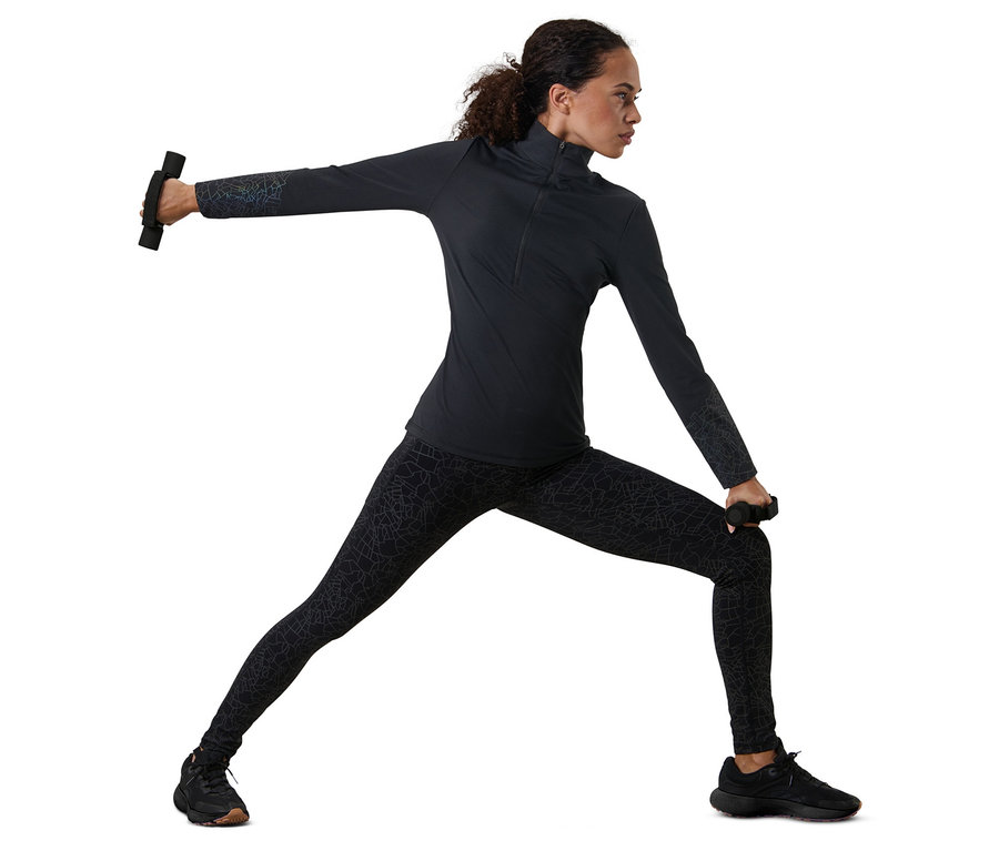 Žena drží v rukách 2 bežecké a gymnastické činky a stojí na bielom pozadí.