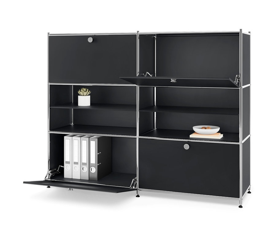 Čierna kovová komoda »CN3« so 4 výklopnými priečinkami. Niektoré z nich sú otvorené a odhaľujú zakladače, rastlinu a misku.