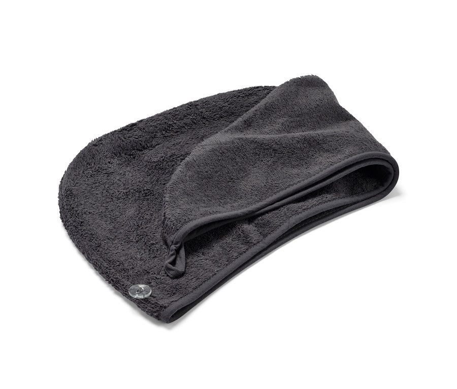 Antracitový uterákový turban leží zložený na bielom pozadí.