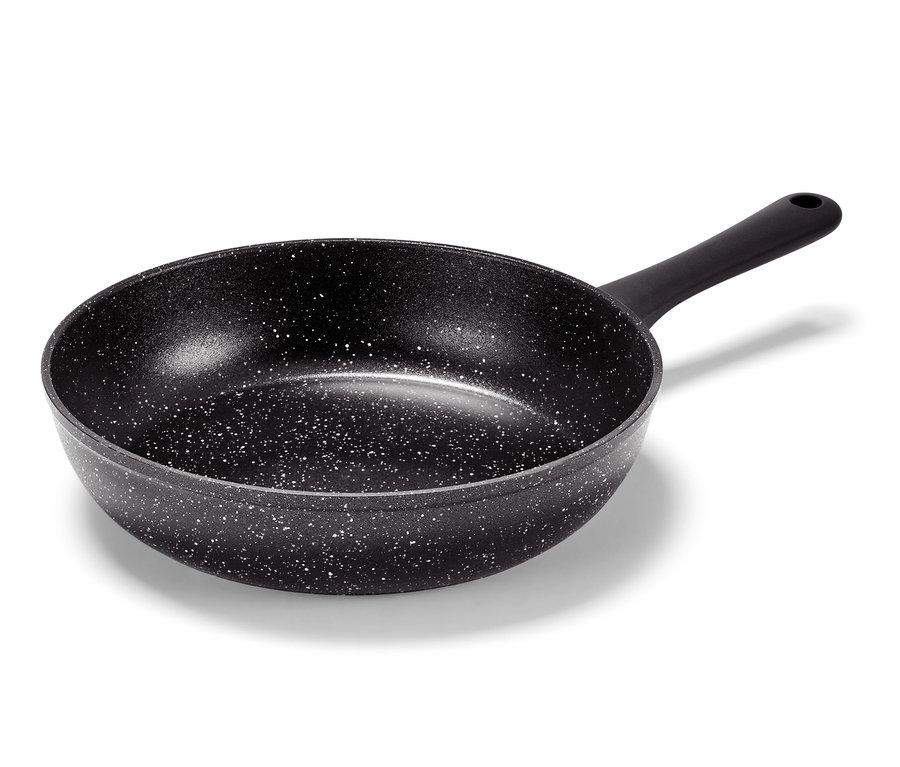 Čierna panvica Profi vo vzhľade kameňa s priemerom 28 cm.