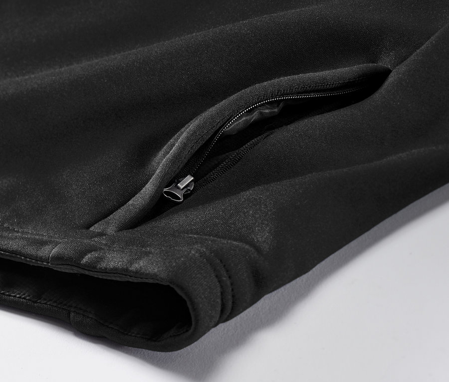 Detail čiernej termovesty s vreckom na zips.