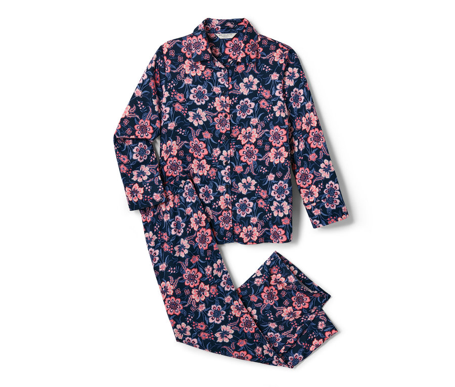 Tkané pyžamo s kvetinovou potlačou.