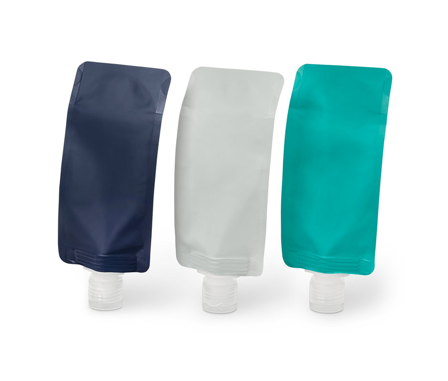 Tri opakovane naplniteľné cestovné fľaštičky v modrej, šedej a tyrkysovej farbe.