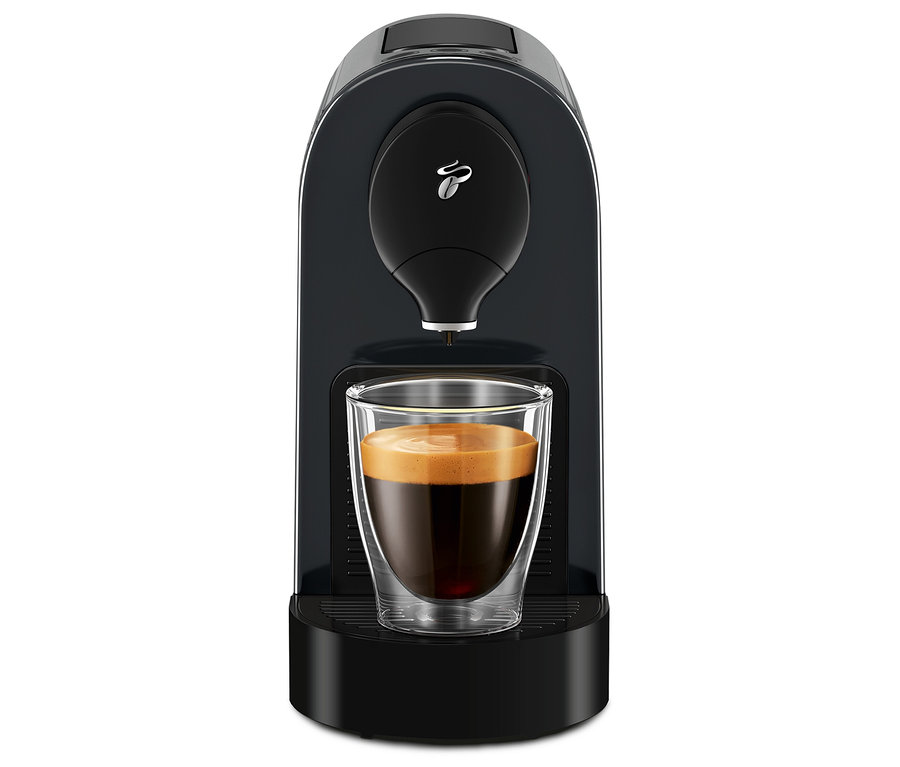 Čierny kávovar Cafissimo pure+ s šálkou kávy.