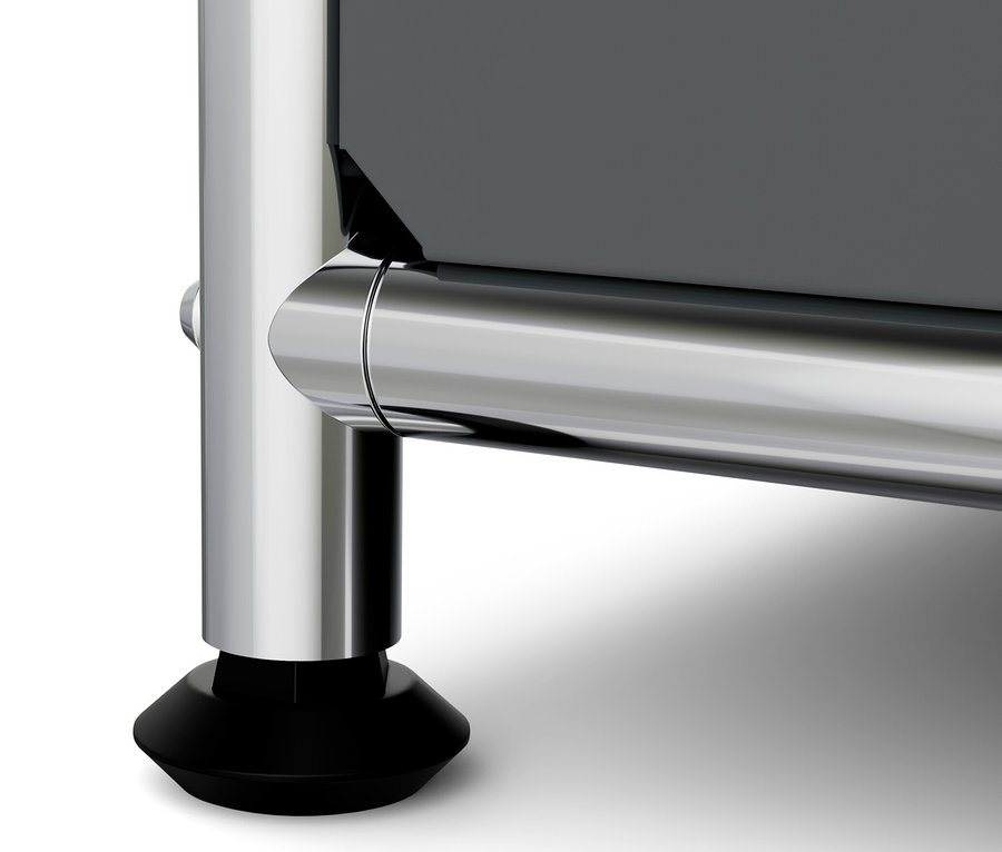 Detail šedej kovovej komody »CN3« s drevenou doskou, zobrazujúci nohu.