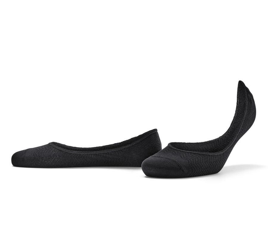 Dva páry čiernych ťapiek do športových topánok.