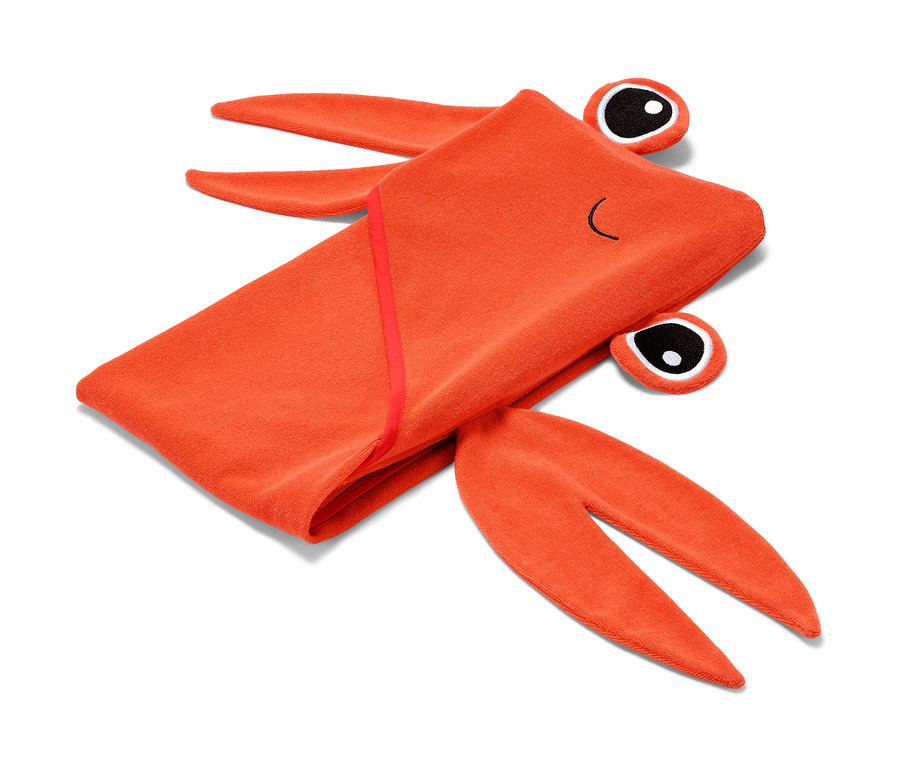 Oranžová osuška s kapucňou v tvare kraba leží zložená na bielom pozadí.