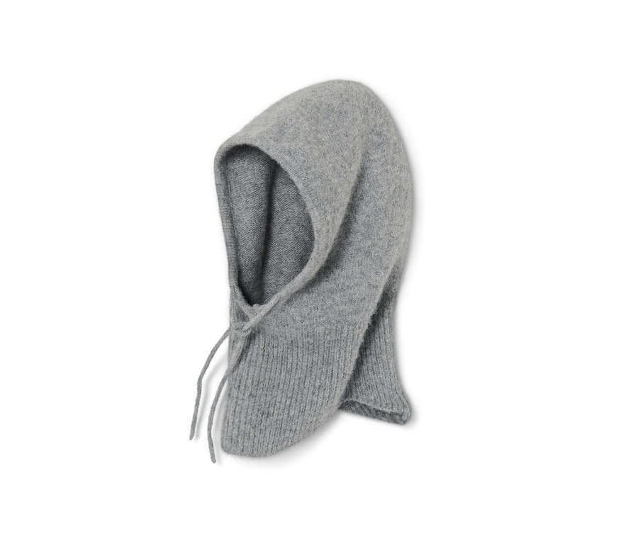 Sivá pletená kapucňa s golierom.