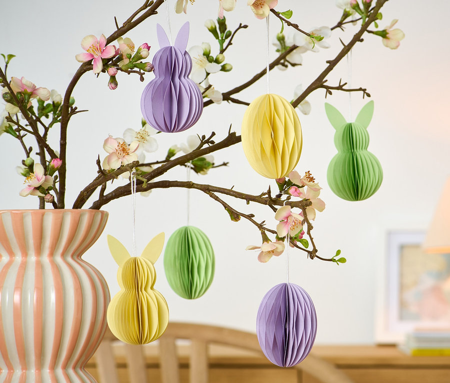 Kvitnúca vetva vo váze s papierovými veľkonočnými ozdobami, 6 ks, v tvare vajíčok a zajačikov.