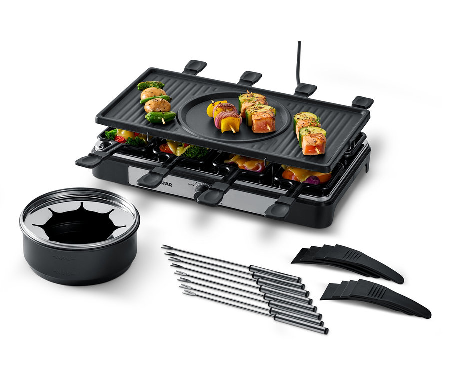 Raclette a fondue 2 v 1 s napichnutými potravinami na grile a v panviciach.