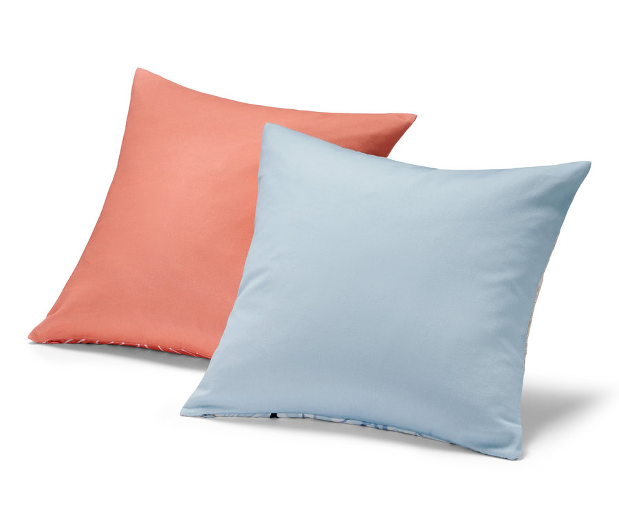 Dve obliečky na dekoračné vankúše, jedna koralová a druhá svetlo modrá.