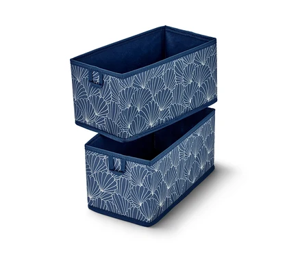 Dva stredné úložné boxy do zásuviek sú poukladané na sebe. Boxy sú modrej farby s bielym vzorom.