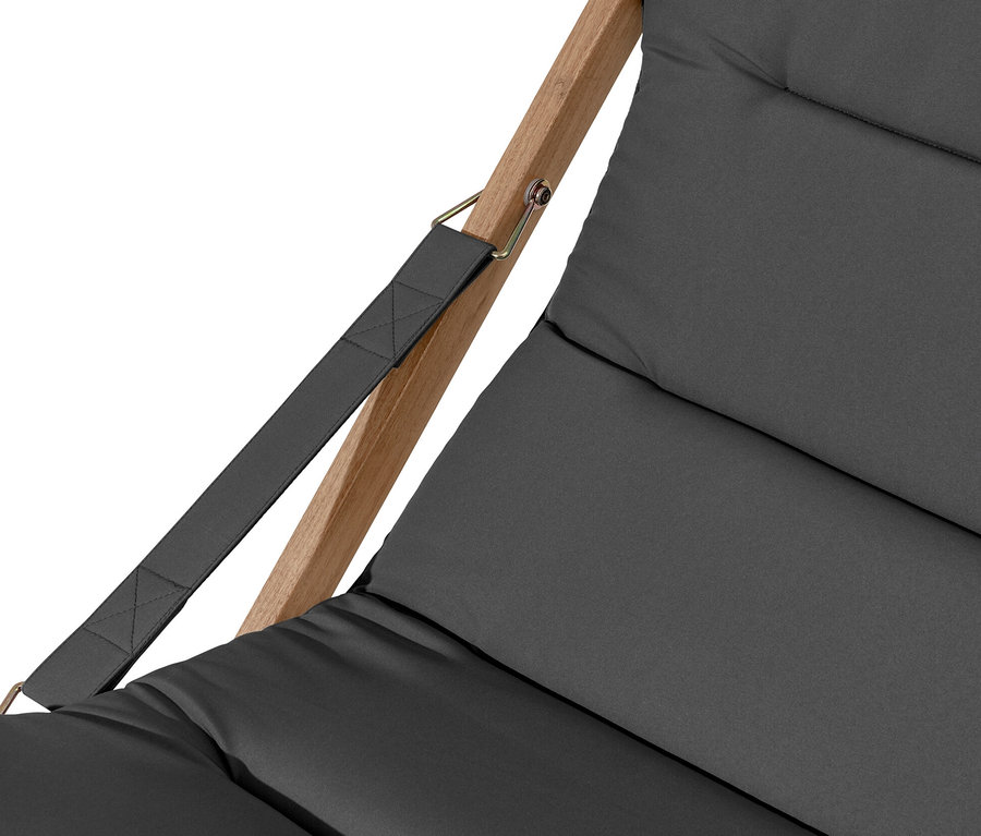 Detail antracitového skladacieho relaxačného kresla.