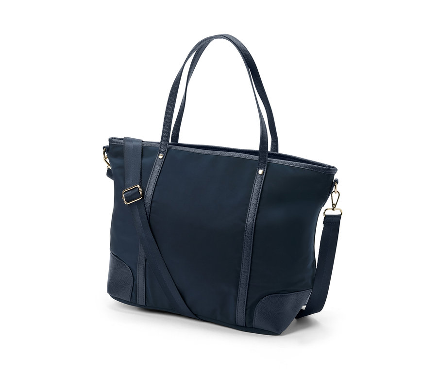 Tmavomodrá nákupná taška s rúčkami a ramenným popruhom.