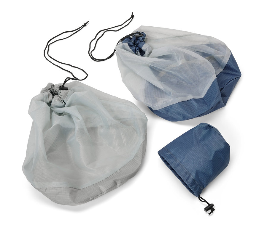 Dve outdoorové vrecká zo sieťoviny a jedno zrolované vrecko.