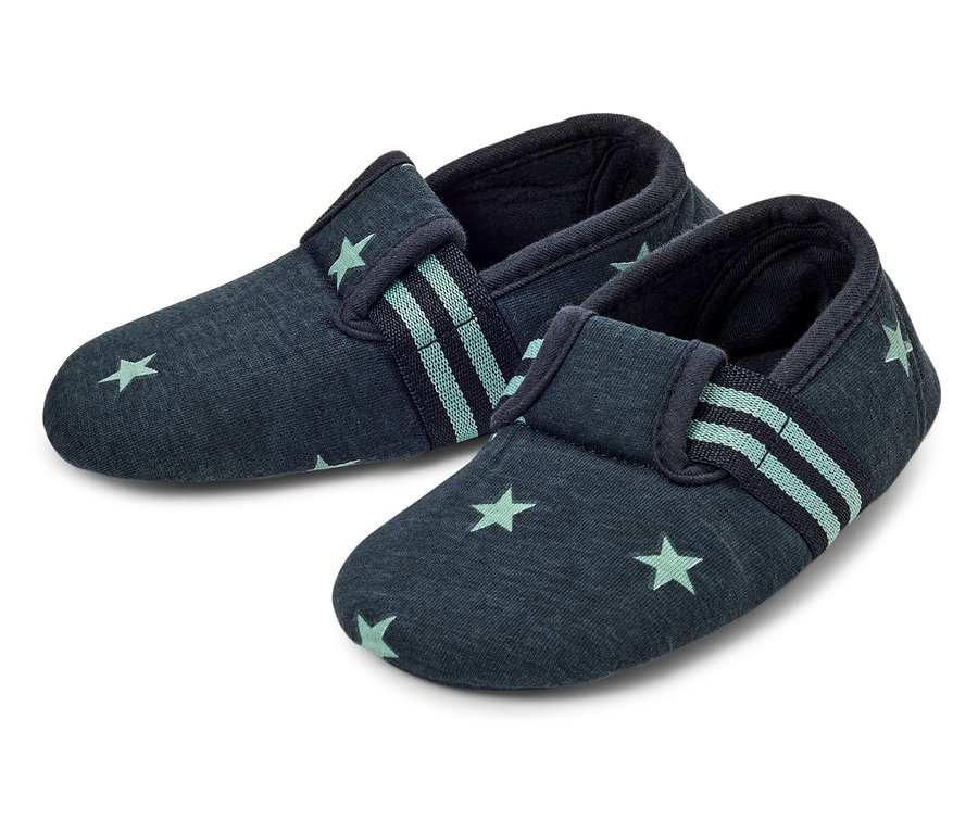 Dve modré látkové capačky s hviezdami a pruhmi.