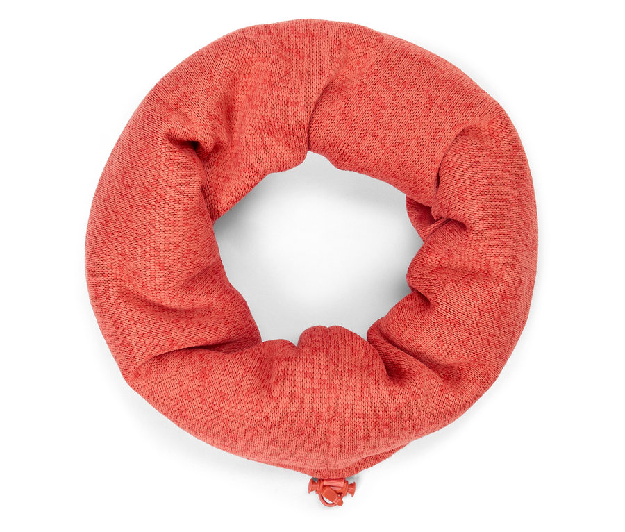 Detail lososovo sfarbeného nákrčníka na bielom pozadí.