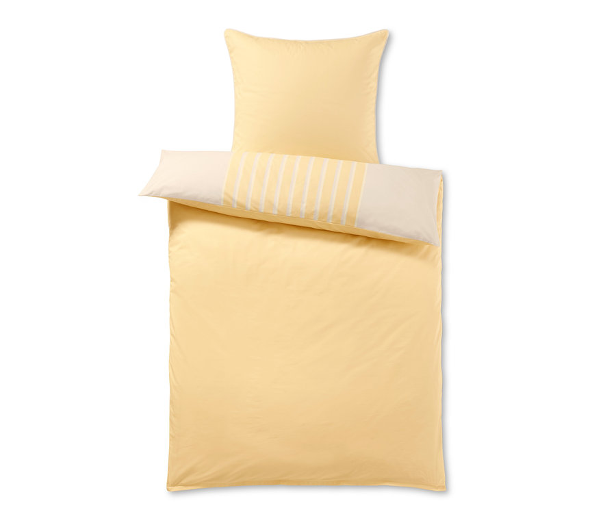 Žltá posteľná bielizeň z perkálu štandardnej veľkosti s bielymi pruhmi a vankúšom.