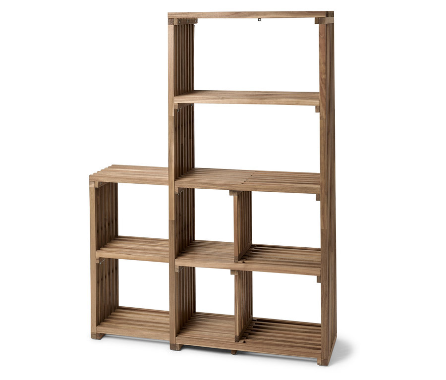 Drevený regál s niekoľkými policami a priehradkami.