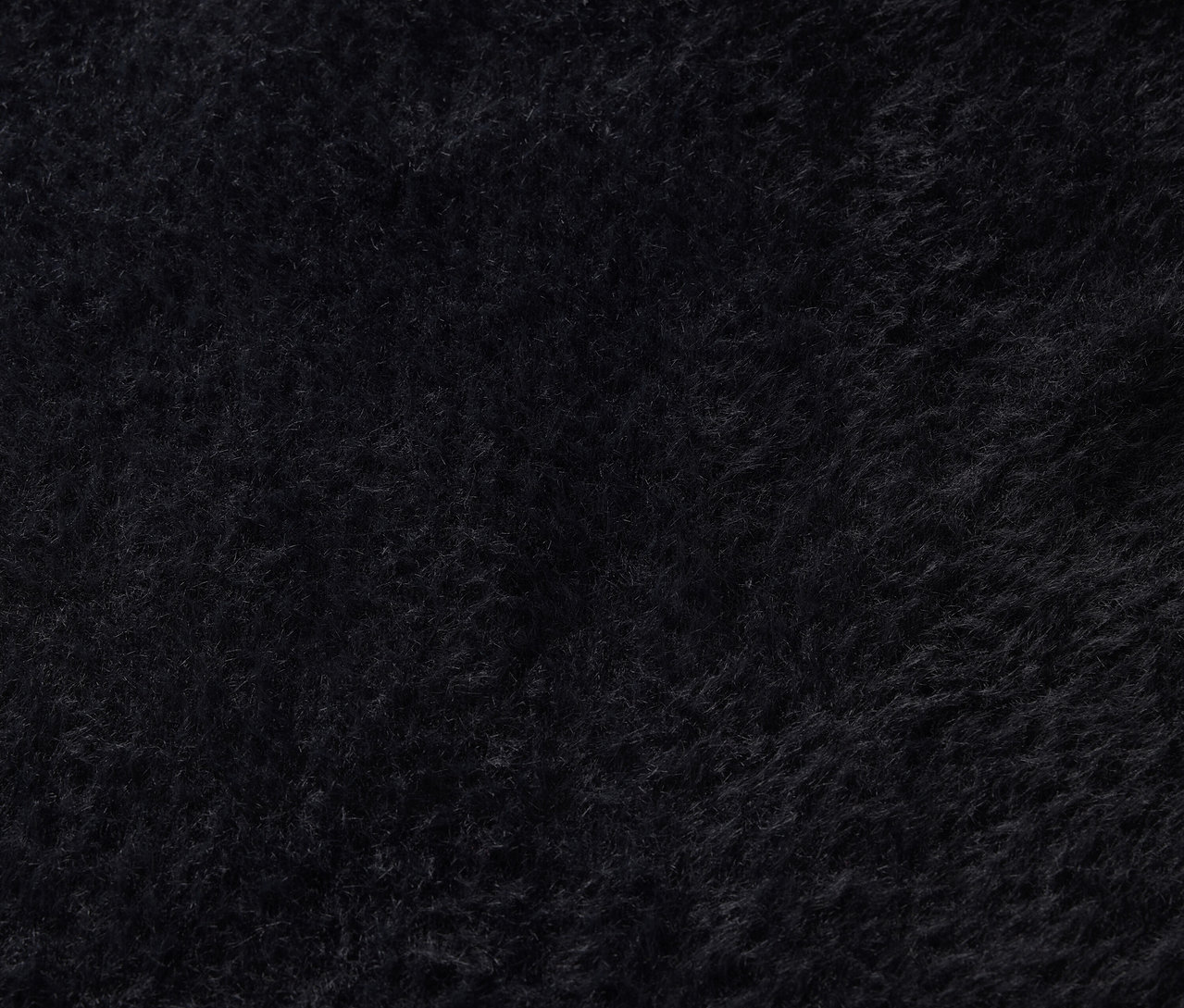 Detailný záber na čiernu kožušinu.