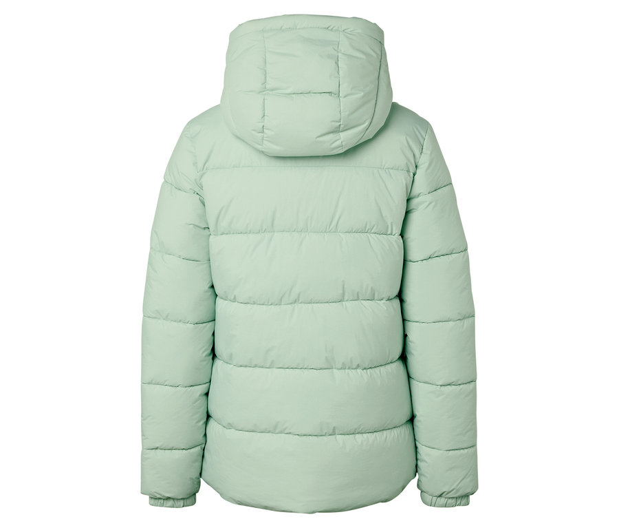 Pohľad zozadu na svetlozelenú prešívanú bundu s kapucňou.