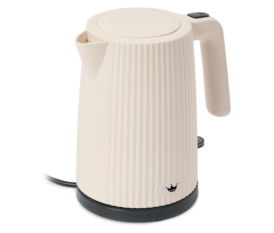 Krémová rýchlovarná kanvica s vertikálnym rebrovaním na tele kanvice a čiernou základňou.