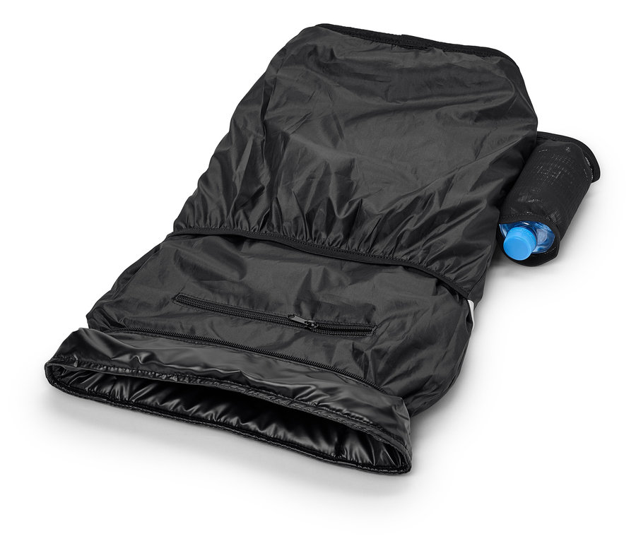 Čierny fusak s fľašou vody v držiaku na fľašu.