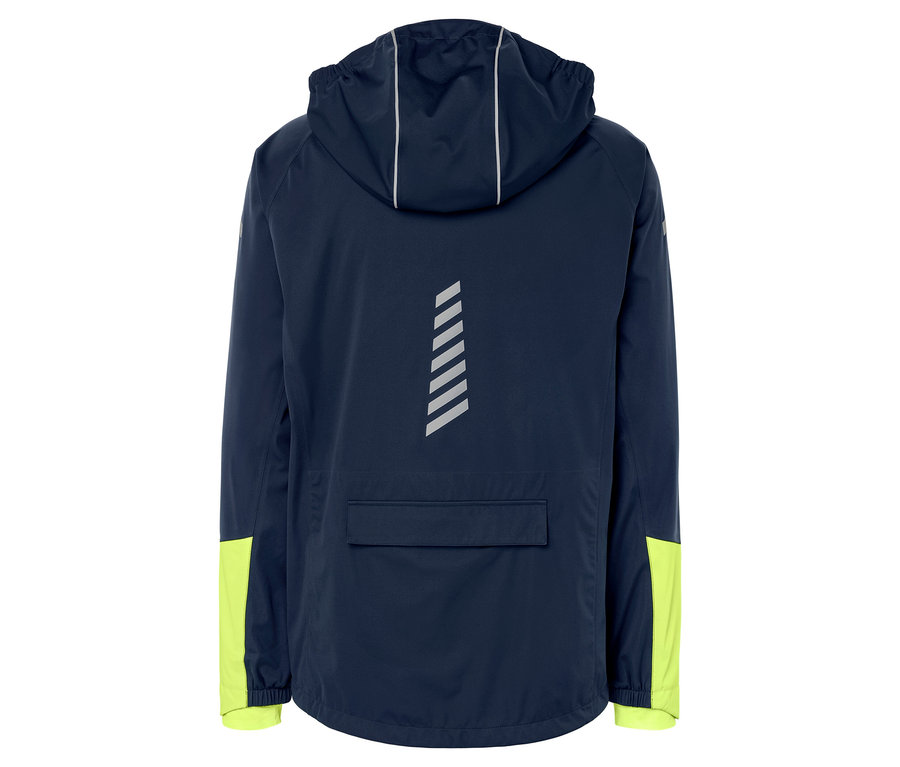 Detail zadnej strany cyklistickej bundy do dažďa v tmavomodrej farbe s kapucňou a žltými rukávmi.