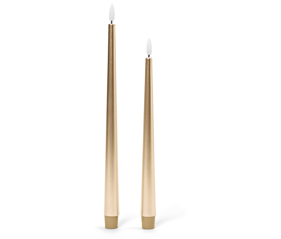 Dve zlaté kužeľové sviečky rôznych výšok s bielym plameňom.