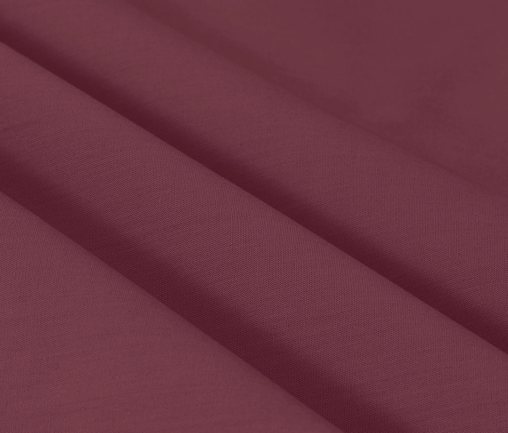 Detailný záber na textúru látky v odtieni burgundy.