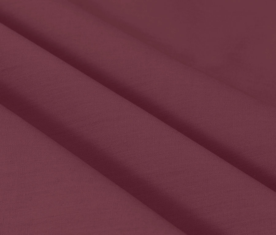 Detailný záber na textúru látky v odtieni burgundy.