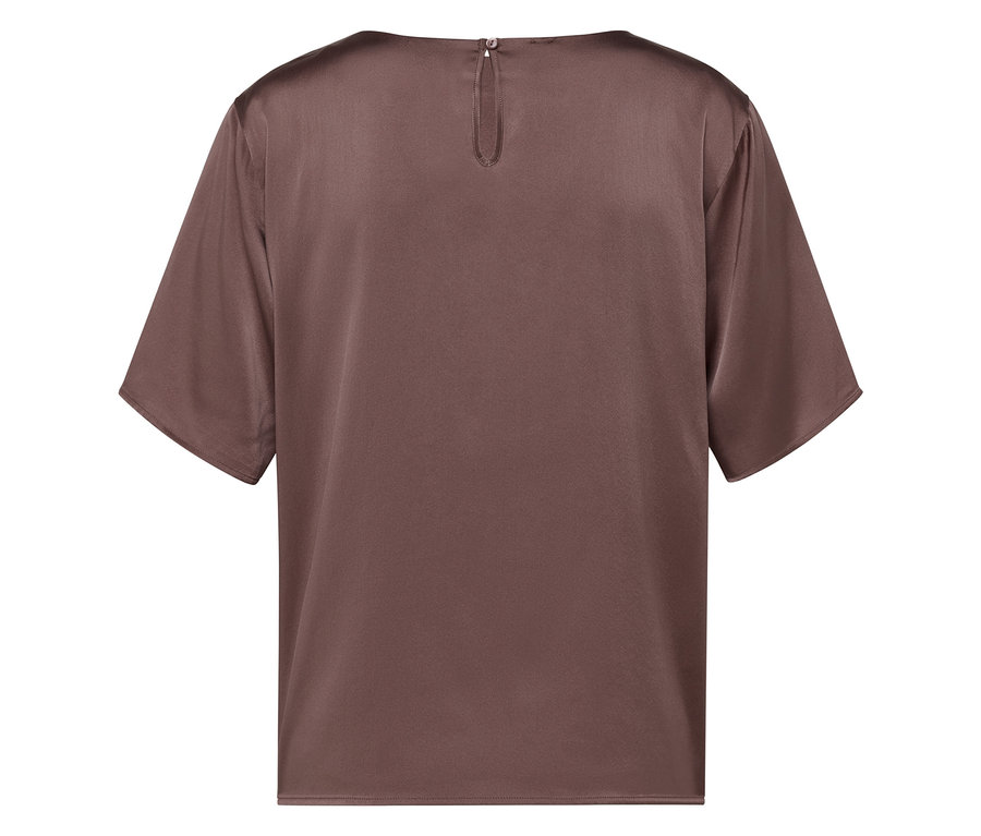 Detail hnedej saténovej blúzky s krátkymi rukávmi.