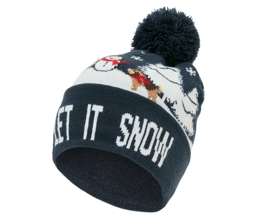 Detail modrej pletenej čiapky s brmbolcom, nápisom LET IT SNOW a obrázkami snehuliakov.